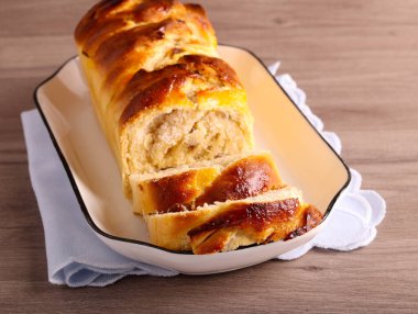 Hindistan cevizi, kuru üzüm ve babka keki, dilimlenmiş.