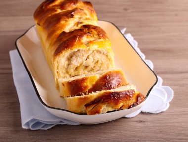 Hindistan cevizi, kuru üzüm ve babka keki, dilimlenmiş.