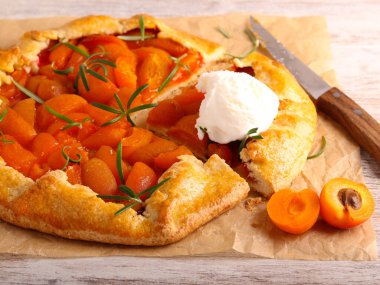 Kayısı ve biberiyeli pasta ve dondurma.