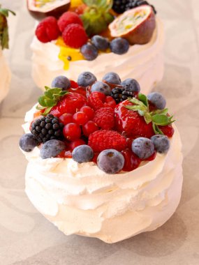 Meyve ve meyveli mini merengue kekleri, Pavlova tatlıları.