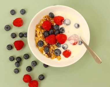 Böğürtlen ve yoğurt ile müsli mısır gevreği.