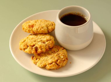 Az şekerli yulaf, hindistan cevizi ve kahve ile tohum kurabiyeleri.