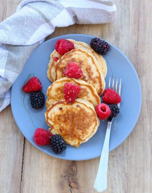 Böğürtlenli ve ballı ev yapımı şekersiz krep.