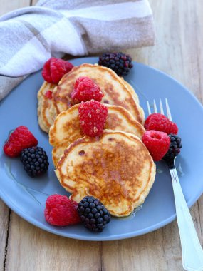 Böğürtlenli ve ballı ev yapımı şekersiz krep.