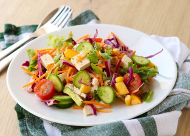 Sebze salatası ve tofu ve nektarin.