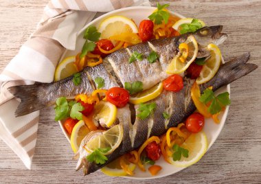 Biber ve domatesli deniz kabuğu balığı.