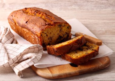 Çikolata ve fıstık ezmeli ekmek, dilimlenmiş.