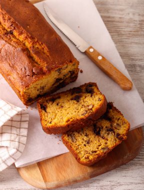 Çikolata ve fıstık ezmeli ekmek, dilimlenmiş.