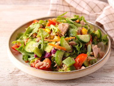 Ton balığı ve karışık sebze salatası.