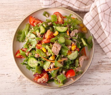 Ton balığı ve karışık sebze salatası.
