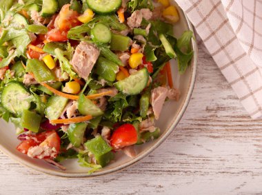 Ton balığı ve karışık sebze salatası.
