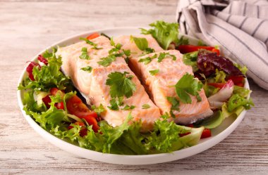 Salatalı haşlanmış somon balığı.