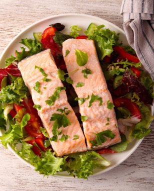 Salatalı haşlanmış somon balığı.