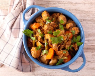 Yeşil fasulyeli biftek, mantar ve havuç.