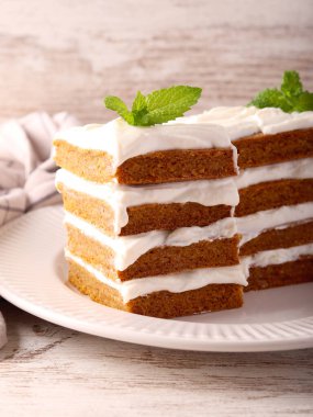 Tabakta katmanlı balkabağı keki var.