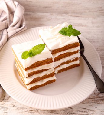 Tabakta katmanlı balkabağı keki var.