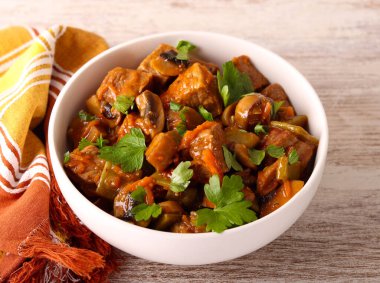 Yeşil fasulye ve mantarlı sığır güveci.