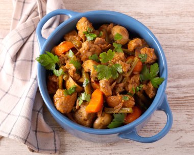 Yeşil fasulyeli biftek, mantar ve havuç.