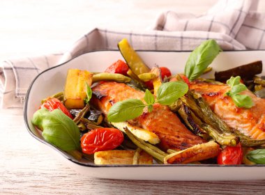 Fırında somon, yeşil fasulye, kabak ve domates.