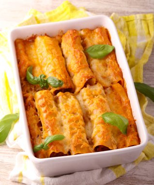 Ev yapımı cannelloni kıyma dolu.