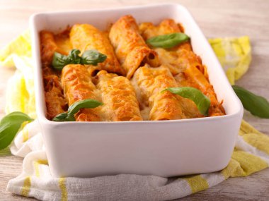 Ev yapımı cannelloni kıyma dolu.