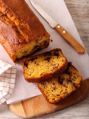 Çikolata ve fıstık ezmeli ekmek, dilimlenmiş.