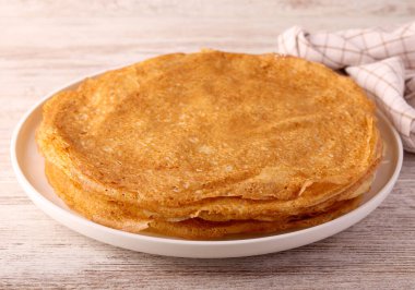 Tabakta ev yapımı krep yığını