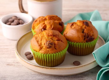 Fıstık ezmeli ve çikolatalı kekler tabakta.