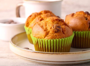 Fıstık ezmeli ve çikolatalı kekler tabakta.