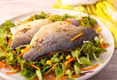 Salata üstü fırında balık filetosu.