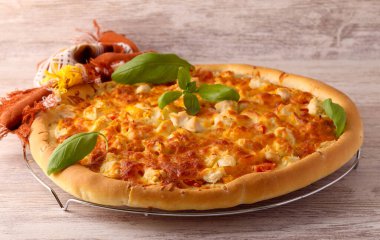 Ev yapımı tavuk ve mısır pizzası.