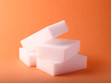 Turuncu arka planda melamin süngerleri