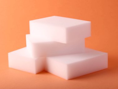 Turuncu arka planda melamin süngerleri