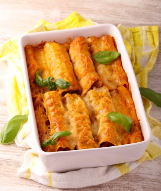 Ev yapımı cannelloni kıyma dolu.