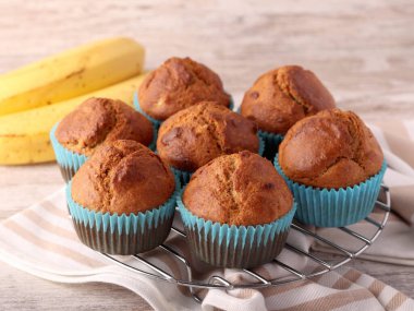 Muz ve kepek ekmeği şekersiz kek.