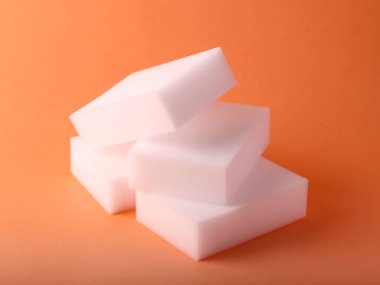 Turuncu arka planda melamin süngerleri