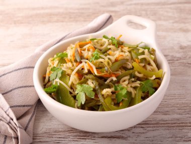 Yeşil fasulyeli erişte, fasulye, biber ve havuç.