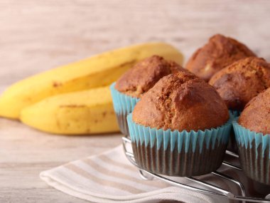 Muz ve kepek ekmeği şekersiz kek.