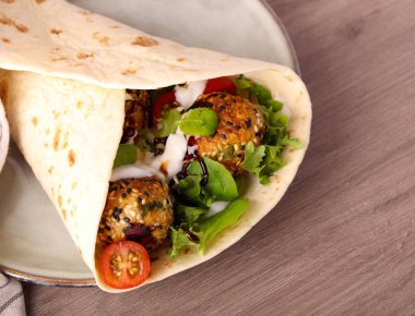 Falafel ve salata karışımı.
