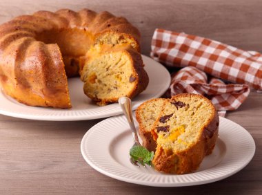 Meyveli kek, tabakta servis edilir.