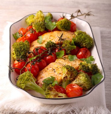 Brokoli ve domatesli fırında somon balığı.
