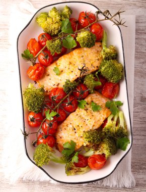 Brokoli ve domatesli fırında somon balığı.