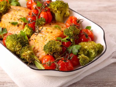 Brokoli ve domatesli fırında somon balığı.