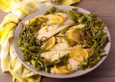Yeşil fasulye ve biberli limon beyaz balığı.