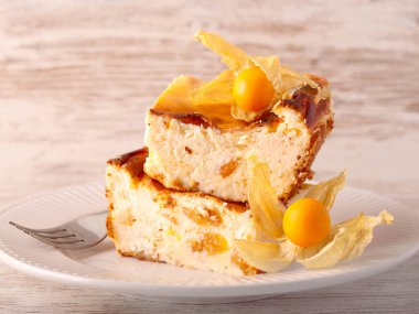 Kayısı peynirli kek dilimleri tabakta