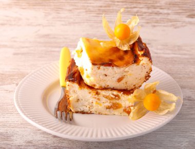 Kayısı peynirli kek dilimleri tabakta