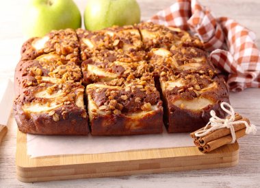Elma ve cevizli, soslu, baharatlı kek.