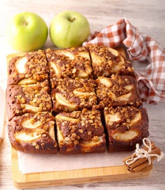 Elma ve cevizli, soslu, baharatlı kek.