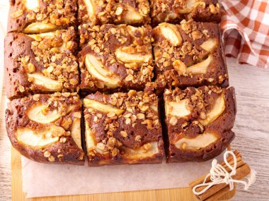 Elma ve cevizli, soslu, baharatlı kek.