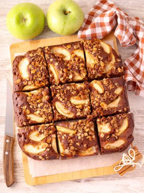 Elma ve cevizli, soslu, baharatlı kek.